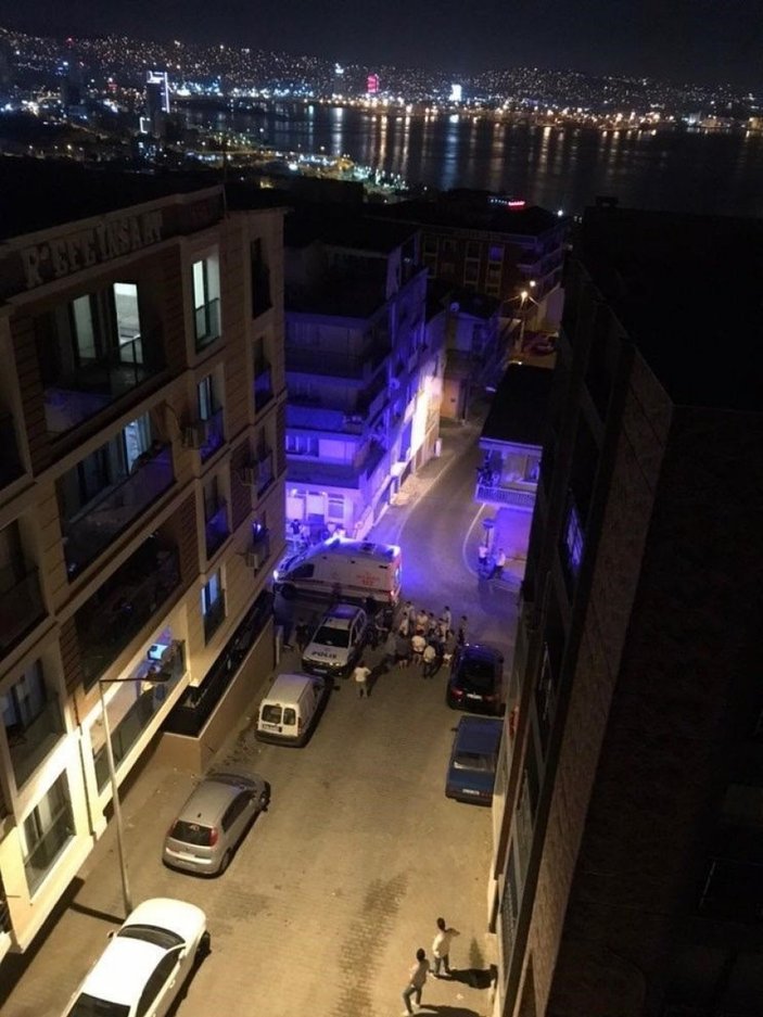 İzmir'de balkondan atlamaya kalkan kadını alt kattaki genç kurtardı