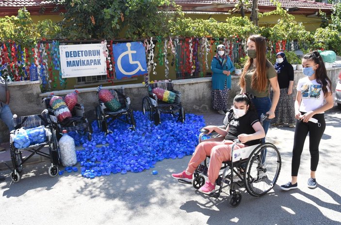 Eskişehir'de dede ile torunu 373 engelliye sandalye aldı