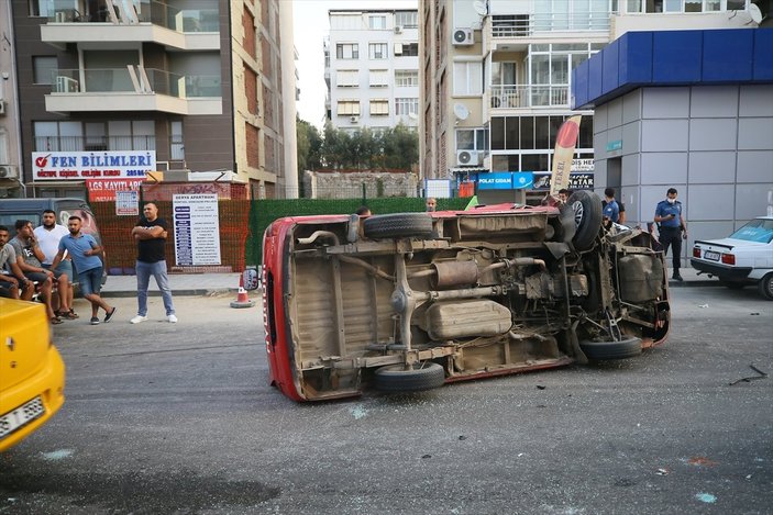 Karabağlar'da panelvan, park halindeki araçlara çarptı