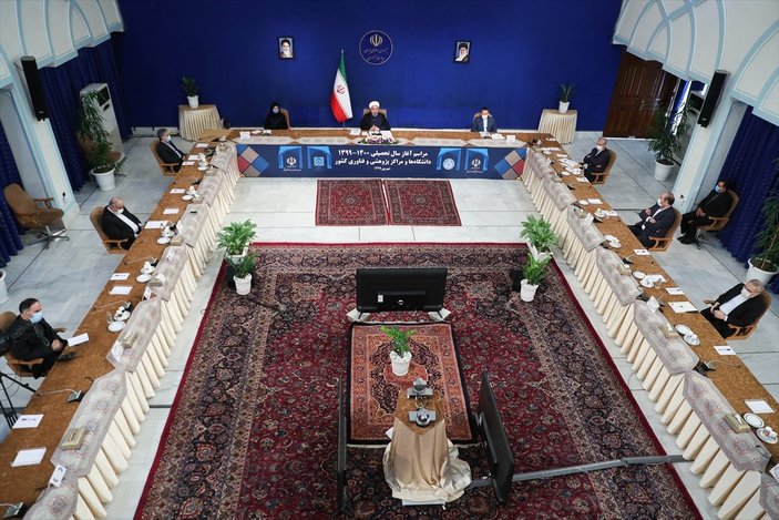 Ruhani açıkladı: İran'ın petrol gelirleri 20 milyar dolara düştü