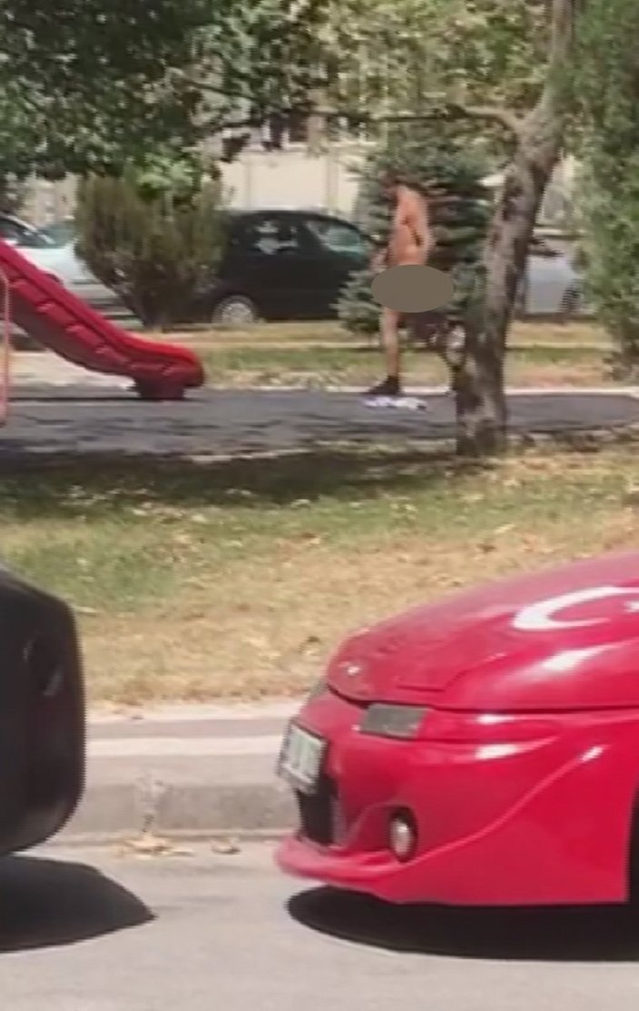 Sivas'ta çocuk parkında çıplak gezen şahıs kazada öldü