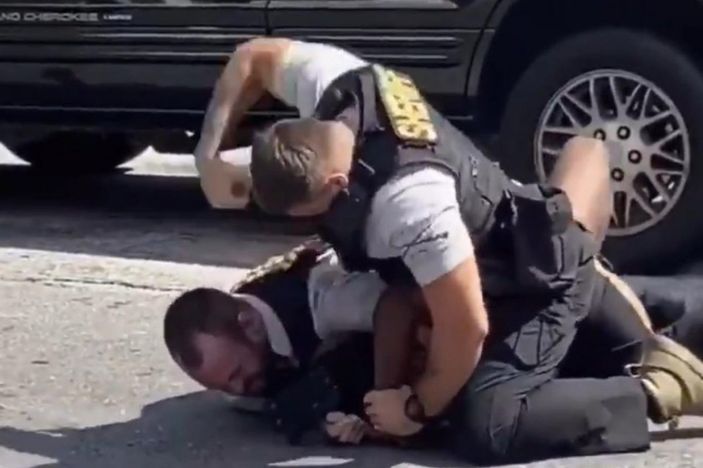 ABD'de yine polis şiddeti: Siyahi adamı defalarca yumrukladı