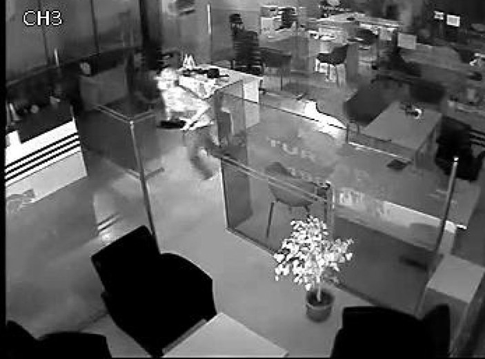 Avcılar'da emlak ofisinden bilgisayar çalan hırsızlar kamerada