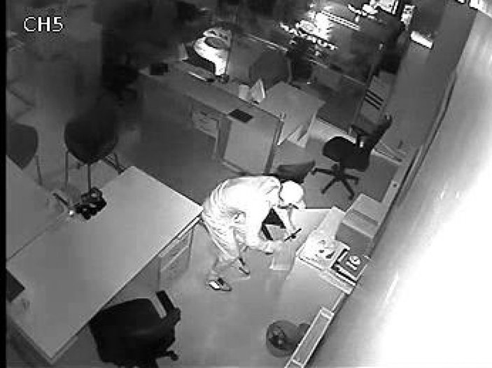 Avcılar'da emlak ofisinden bilgisayar çalan hırsızlar kamerada