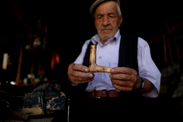 Bursa'da 78 yaşındaki vatandaş, baston üretmeye devam ediyor