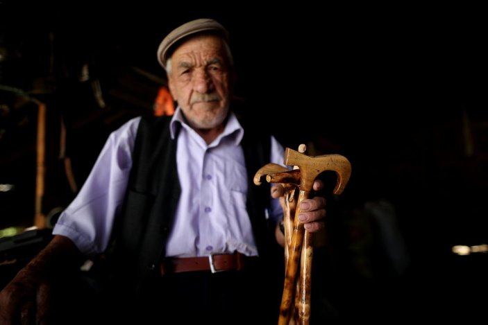 Bursa'da 78 yaşındaki vatandaş, baston üretmeye devam ediyor