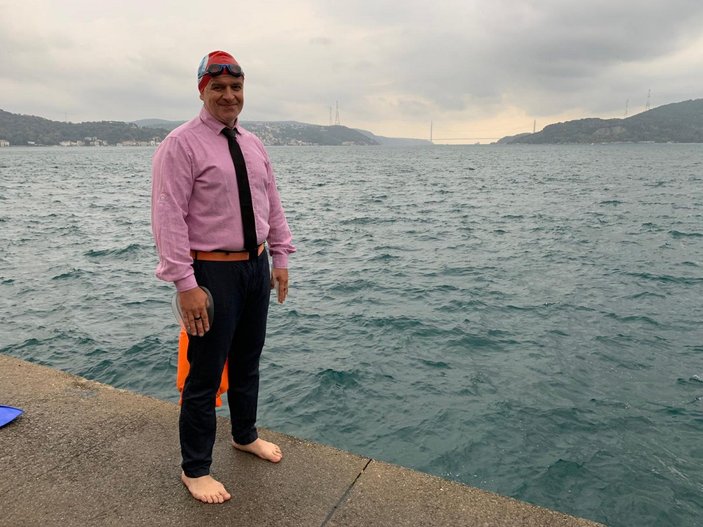 İstanbul Boğazı’nda takım elbiseli yüzücüler