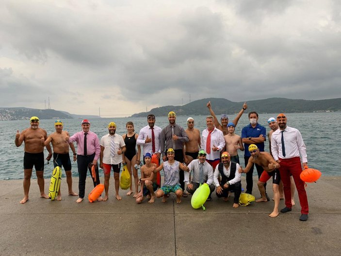 İstanbul Boğazı’nda takım elbiseli yüzücüler