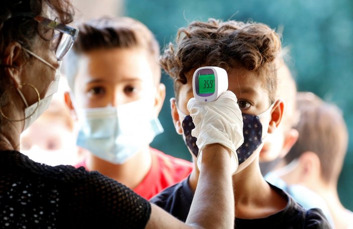 İtalya'da okullar koronavirüs gölgesinde açıldı