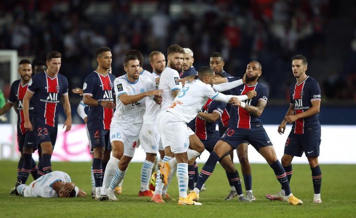 PSG-Marsilya maçında kartlar havada uçuştu
