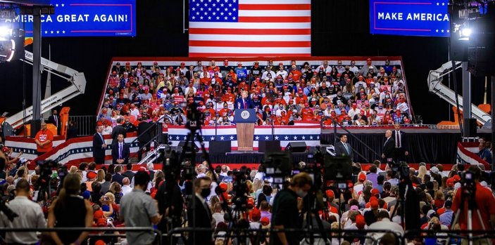 ABD Başkanı Donald Trump kapalı alanda binlerce kişilik miting yaptı