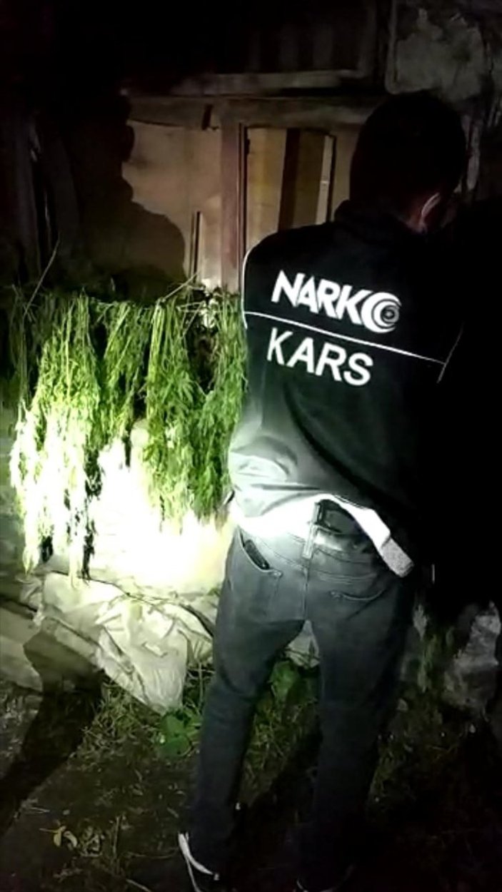 Kars'ta çamaşır ipinde kurutulmaya bırakılan uyuşturucu bulundu