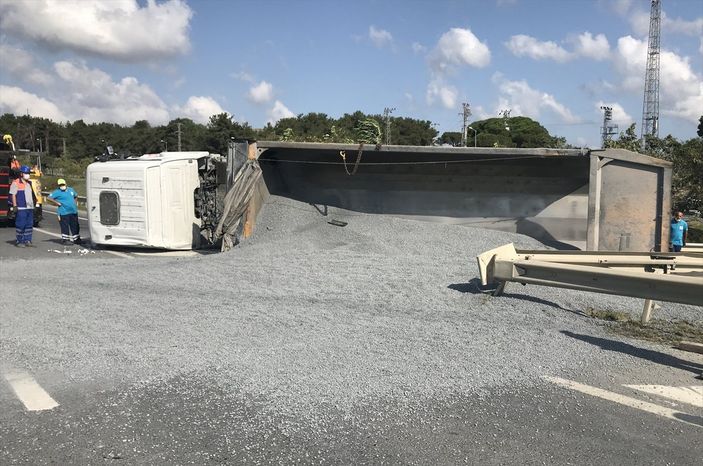 a Eyüpsultan'da mıcır yüklü kamyon devrildi