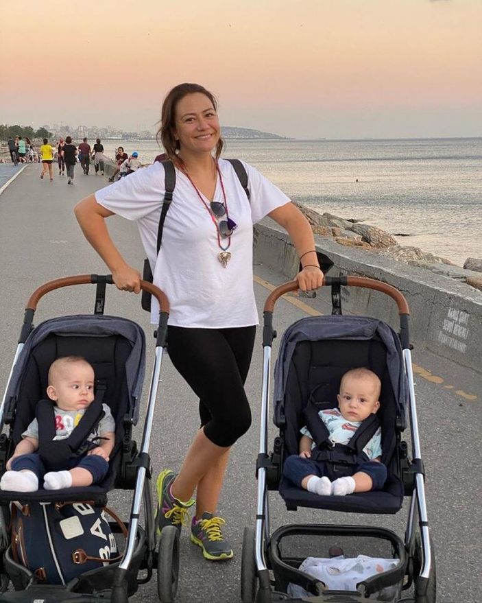 Ezgi Sertel, ikizleriyle gezdi