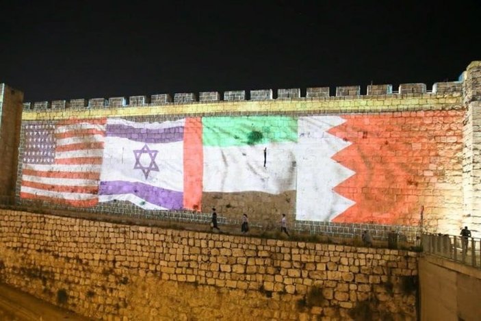 Kudüs surlarında ABD, İsrail, BAE ve Bahreyn bayrakları