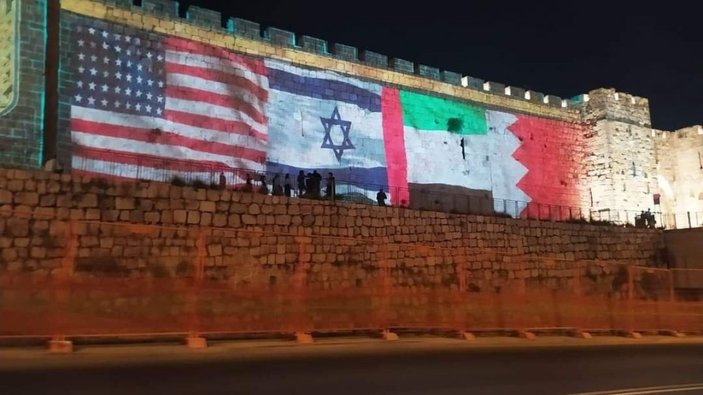 Kudüs surlarında ABD, İsrail, BAE ve Bahreyn bayrakları