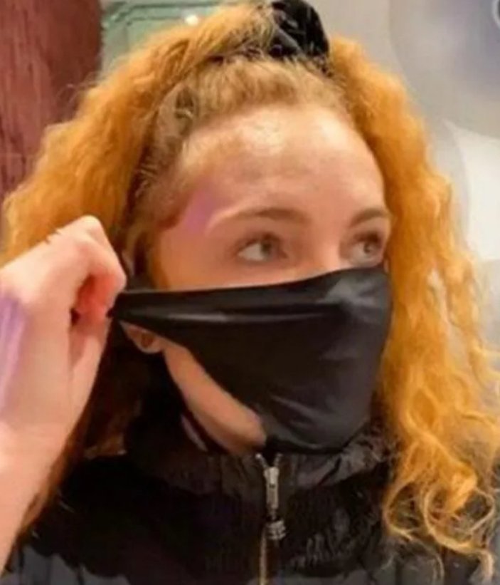Yeni Zelanda'da iç çamaşırından maske yapan kadın