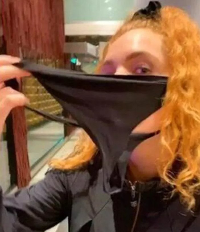 Yeni Zelanda'da iç çamaşırından maske yapan kadın