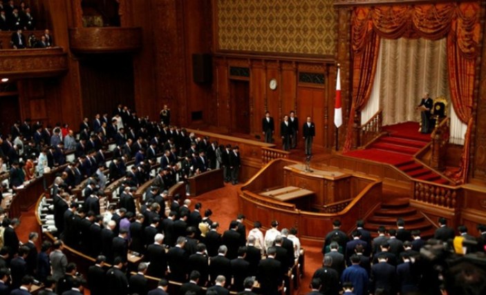 Japonya’da Suga Yoşihide, ülkenin başbakanı seçildi