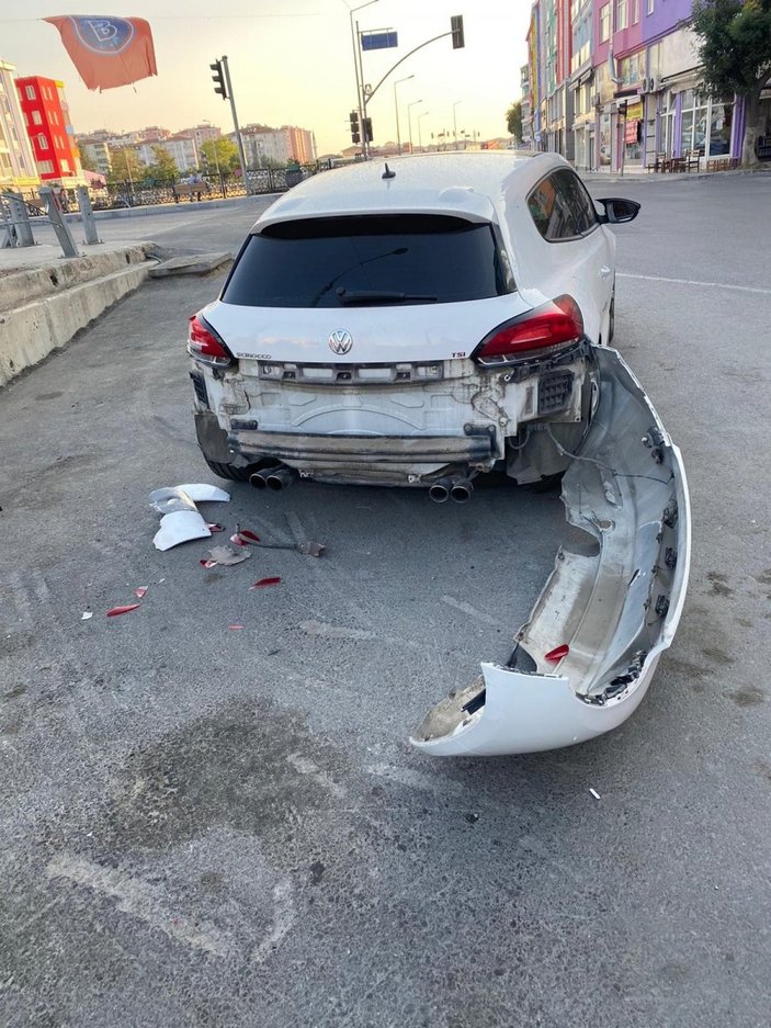 Silivri'de servis minibüsü şoförü direksiyon başında fenalaşınca kaza yaptı