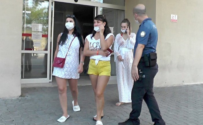 Antalya'da turistler, maske uyarısı yapan hemşireyi darbetti