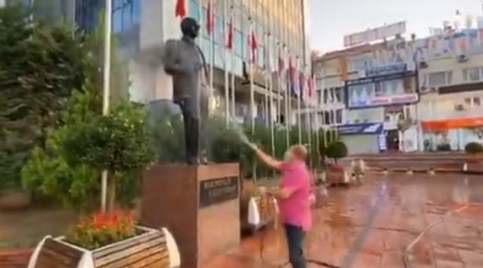 CHP'li Maltepe Belediye Başkanı Ali Kılıç, Atatürk heykelini yıkadı