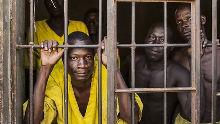 Uganda'da 219 mahkum, soyunarak firar etti