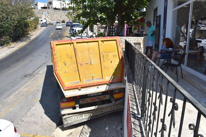 a Bodrum'da yokuş çıkan tırdan ayrılan dorse, otomobillere ve iş yerine çarptı
