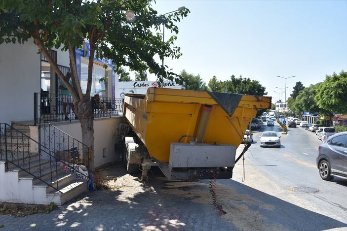 a Bodrum'da yokuş çıkan tırdan ayrılan dorse, otomobillere ve iş yerine çarptı