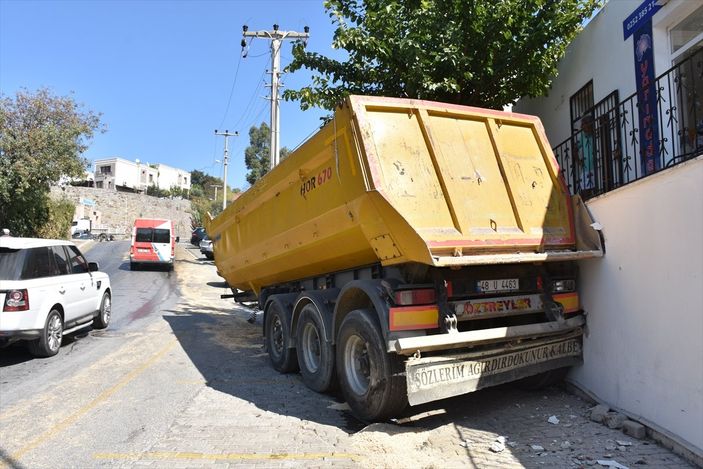 a Bodrum'da yokuş çıkan tırdan ayrılan dorse, otomobillere ve iş yerine çarptı