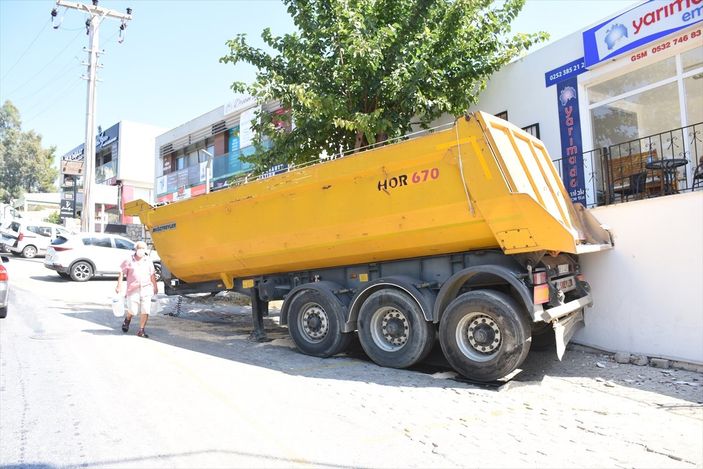 a Bodrum'da yokuş çıkan tırdan ayrılan dorse, otomobillere ve iş yerine çarptı