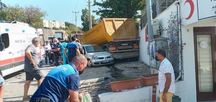 a Bodrum'da yokuş çıkan tırdan ayrılan dorse, otomobillere ve iş yerine çarptı