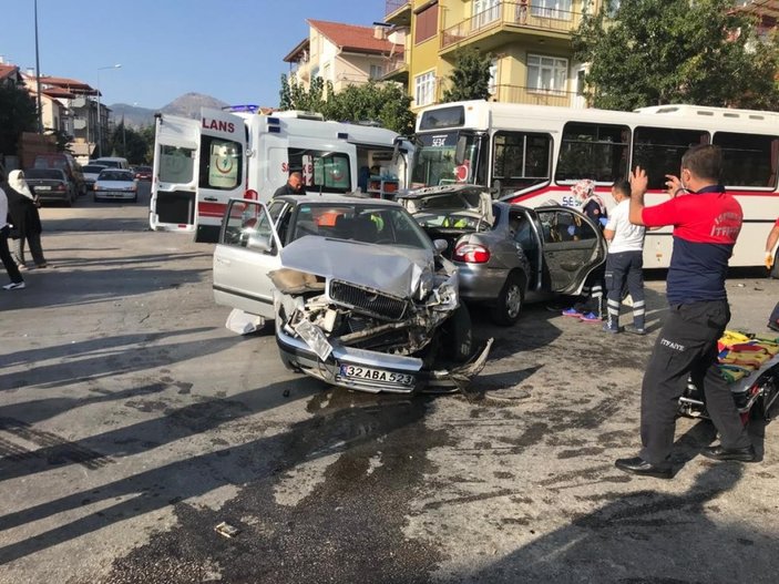 Isparta'da 1’i otobüs 3 aracın birbirine girdiği kaza kamerada
