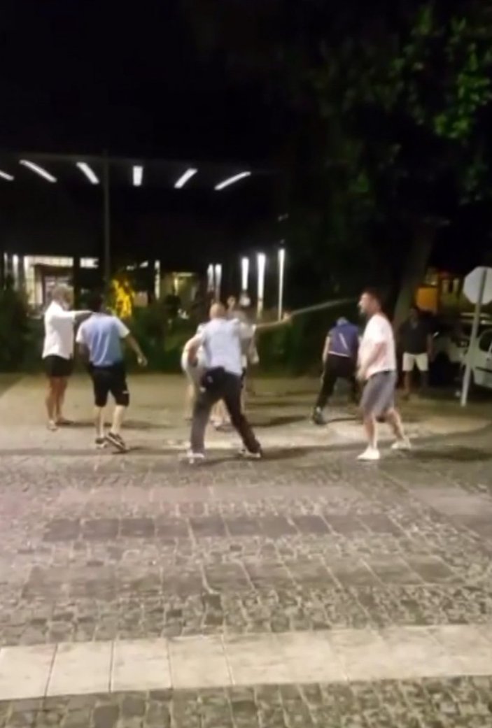 Antalya'da kavgaya tutuşan şahıslardan birine otomobil çarptı