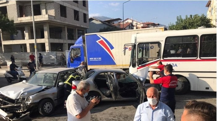 Isparta'da 1’i otobüs 3 aracın birbirine girdiği kaza kamerada
