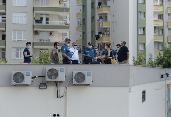Adana'da pencere silen kadın 11'inci kattan düştü, hayatını kaybetti