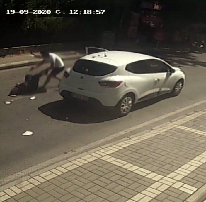 Antalya'da bir kadın, geri gelen aracın çarpması sonucu yaralandı