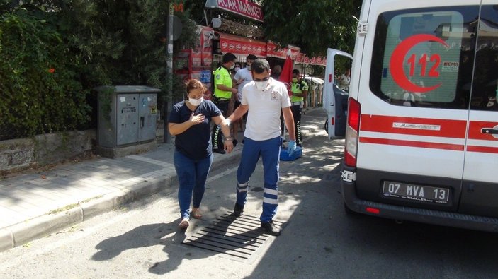 Antalya'da bir kadın, geri gelen aracın çarpması sonucu yaralandı