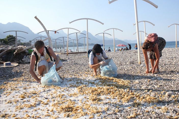 Antalya'da yaşayan dilbilimci Svetlana, köşe bucak temizlik yapıyor