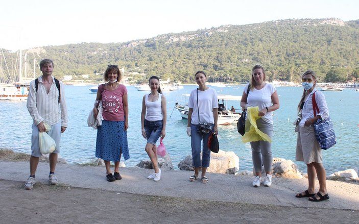 Antalya'da yaşayan dilbilimci Svetlana, köşe bucak temizlik yapıyor