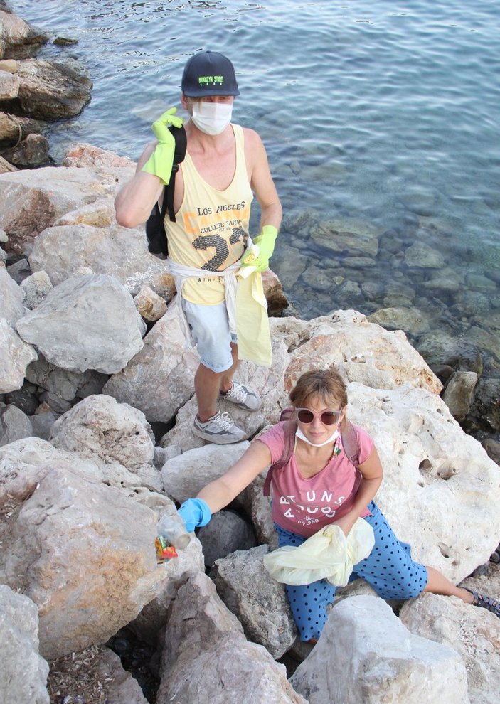 Antalya'da yaşayan dilbilimci Svetlana, köşe bucak temizlik yapıyor