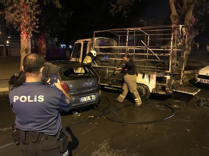 İzmir'de 3 aracı kundakladığı iddia edilen zihinsel engelli kişi yakalandı