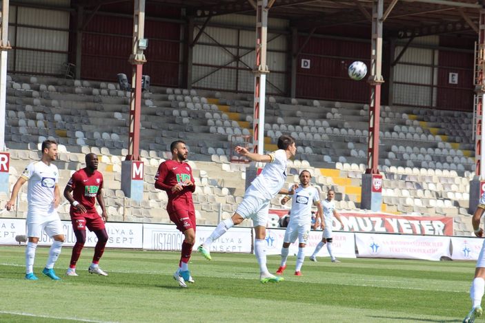 Akhisarlı futbolcular yönetimi protesto etti