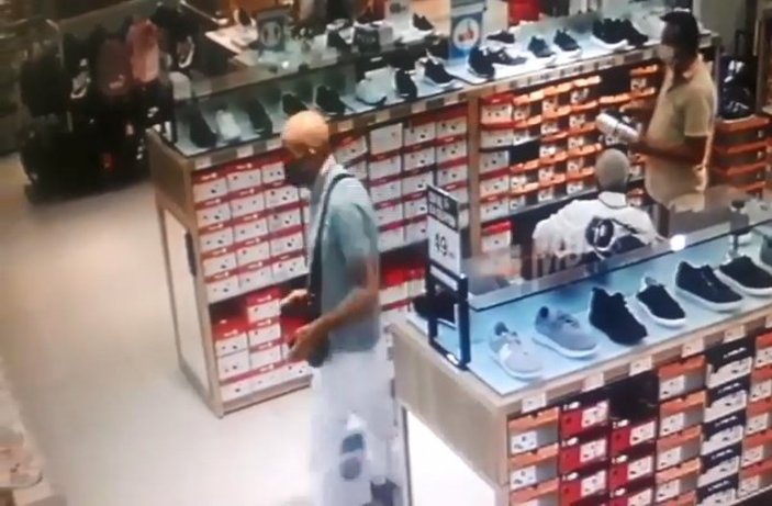 Şişli'de ayakkabı deneyen müşterinin cep telefonunu çalan hırsız kamerada