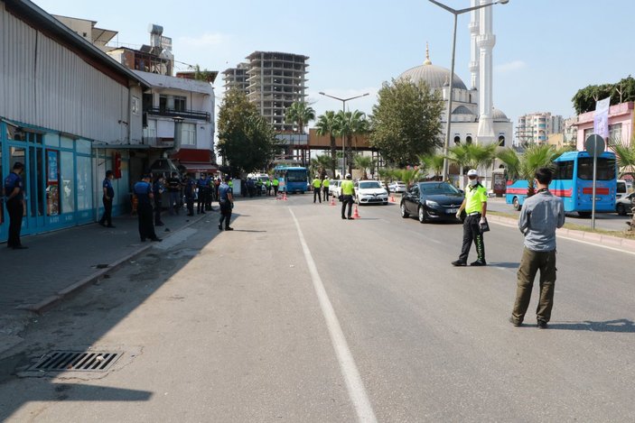 Adana’da ehliyetsiz ve maskesiz sürücüye ceza
