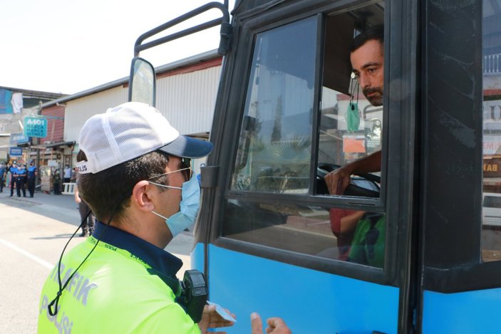 Adana’da ehliyetsiz ve maskesiz sürücüye ceza