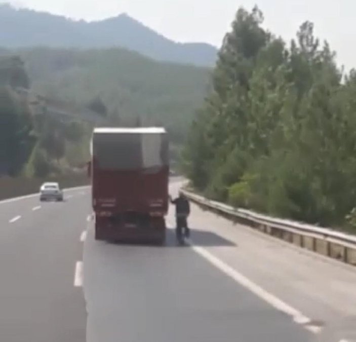 Kahramanmaraş'ta kamyon kasasına tutunarak yolculuk yaptı
