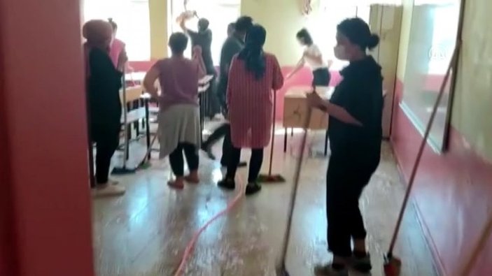 Muş'ta öğretmenler okulu sabunlu suyla yıkadı