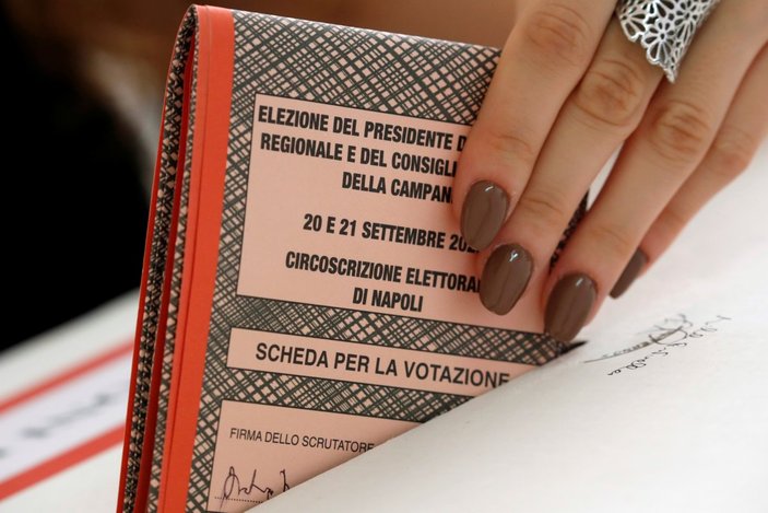 İtalya'da halk, anayasa referandumu için sandık başında