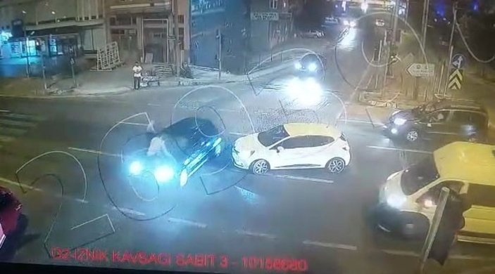 Bursa'da otomobiline saldıran şahsı ön kaput üzerinde emniyete götürdü